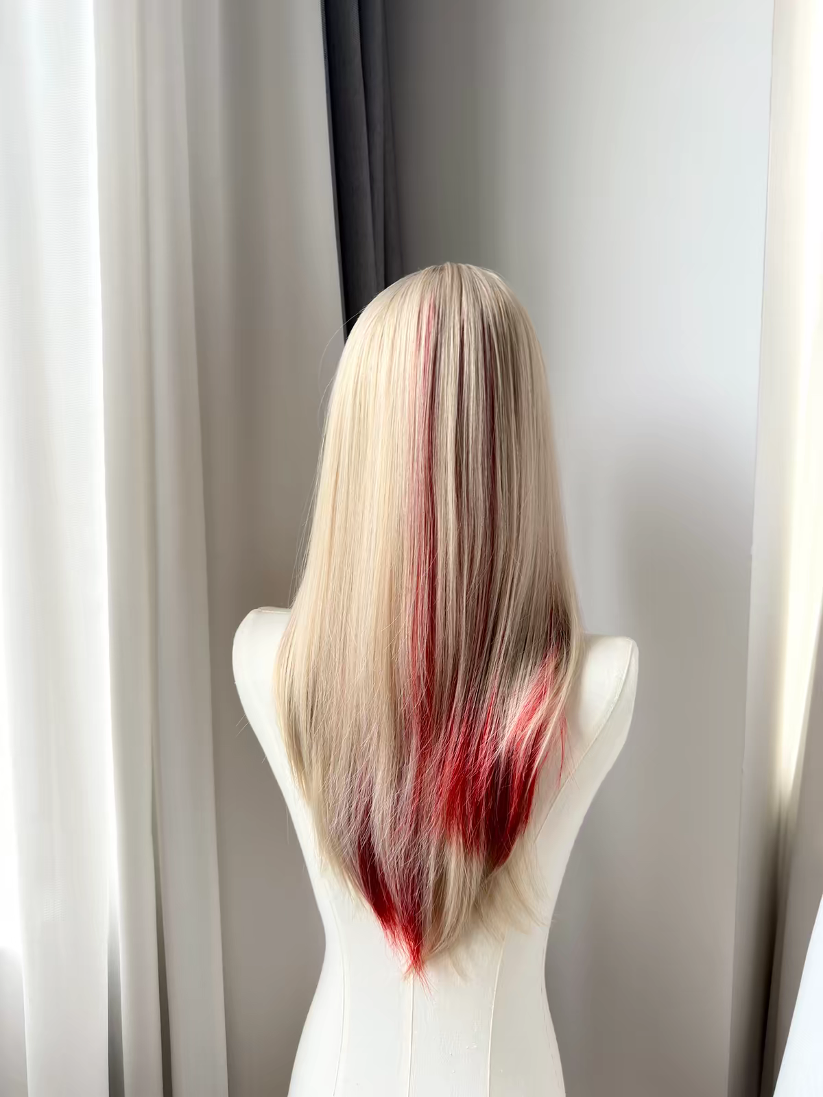Scarlett 20" Layered Straight Glueless Synthetic Wig – Blonde & Red Highlight